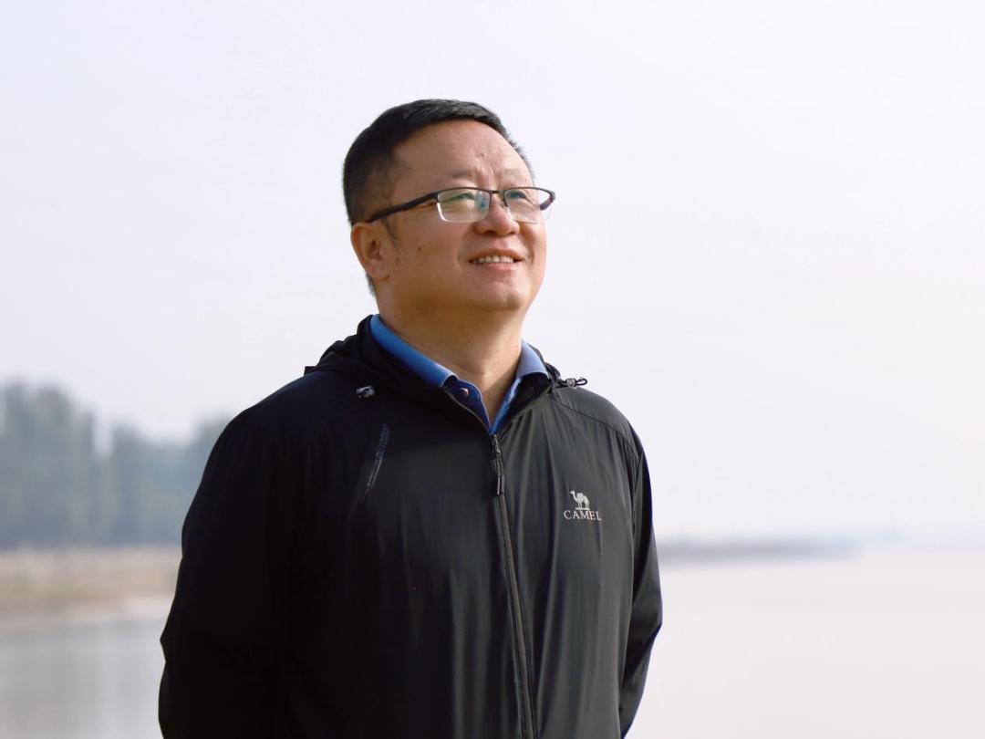 诗人安奇——
安奇，中国作家协会会员，中国当代文学研究会常务理事，获得百年丁香诗