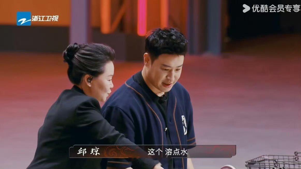 潘玮柏做饭把人都逼成幼教了看潘玮柏做饭笑不活！《炙热游戏》里切菜忘步骤，钻冰箱“