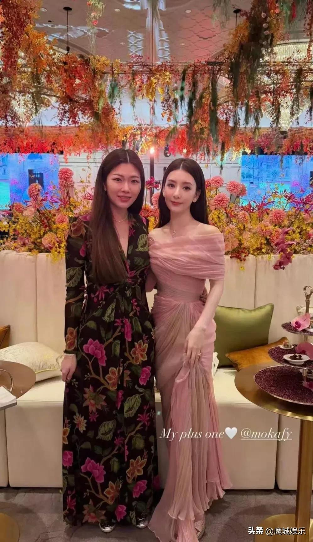 方媛裸粉纱裙亮相答谢宴，与长辈同框举止得体，状态温婉又大方。
 
一袭裸粉露肩纱