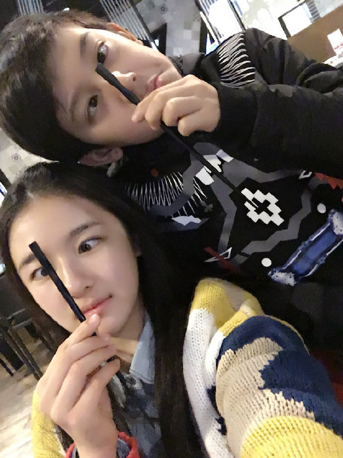 李兰迪林沐然十年前的合照 李兰迪十年前发的和陈哲远拍的合照里，这小孩原来是随元青