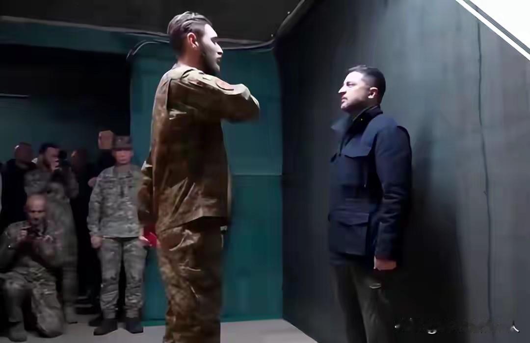 有点意思！[捂脸]
泽连斯基为“亚速营”士兵授勋，高呼荣耀属于乌克兰！

这一看