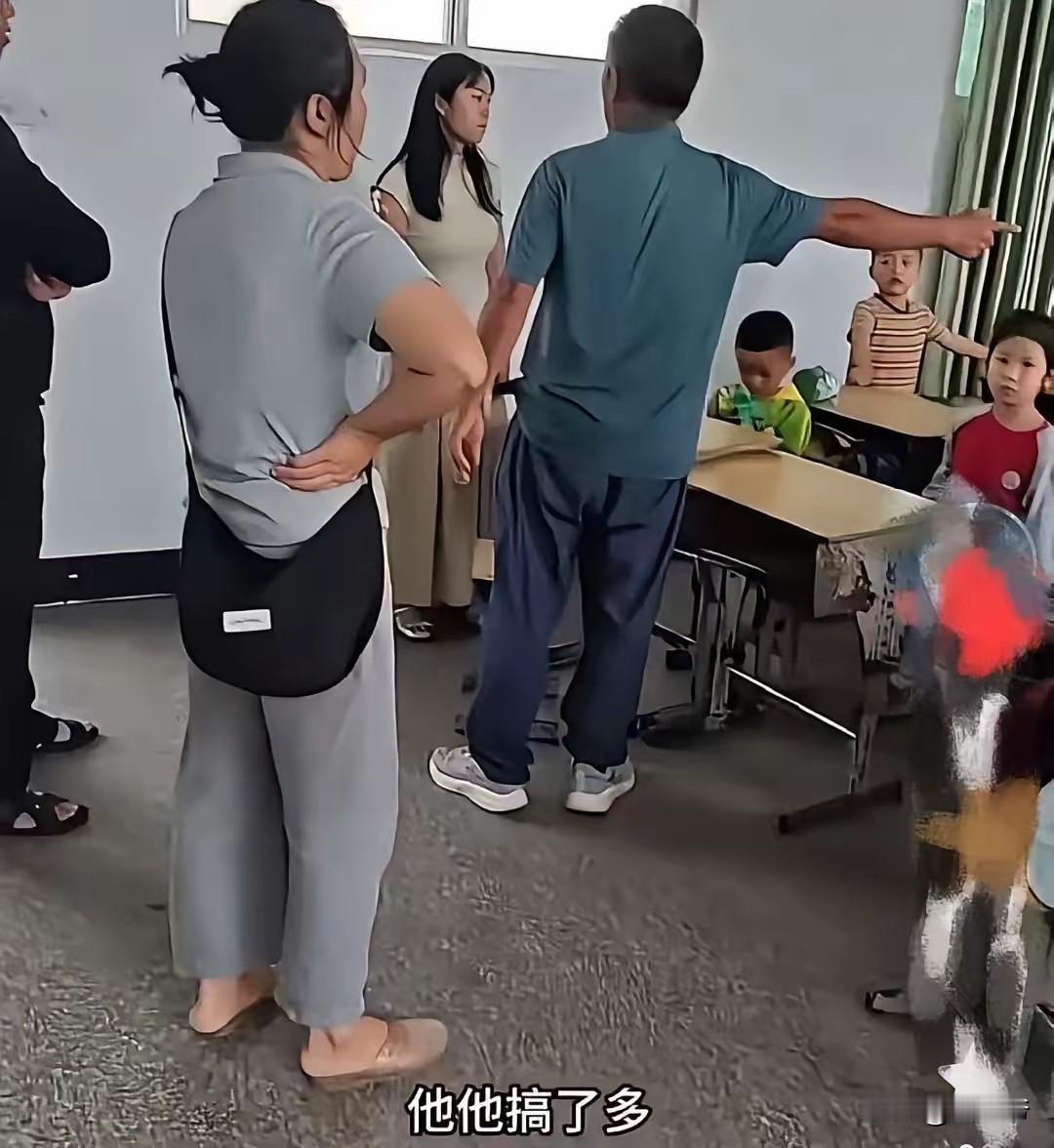 现在的家长比老师厉害，因为一个座位都要冲进教室，对着当班教师指手画脚的痛骂一顿，