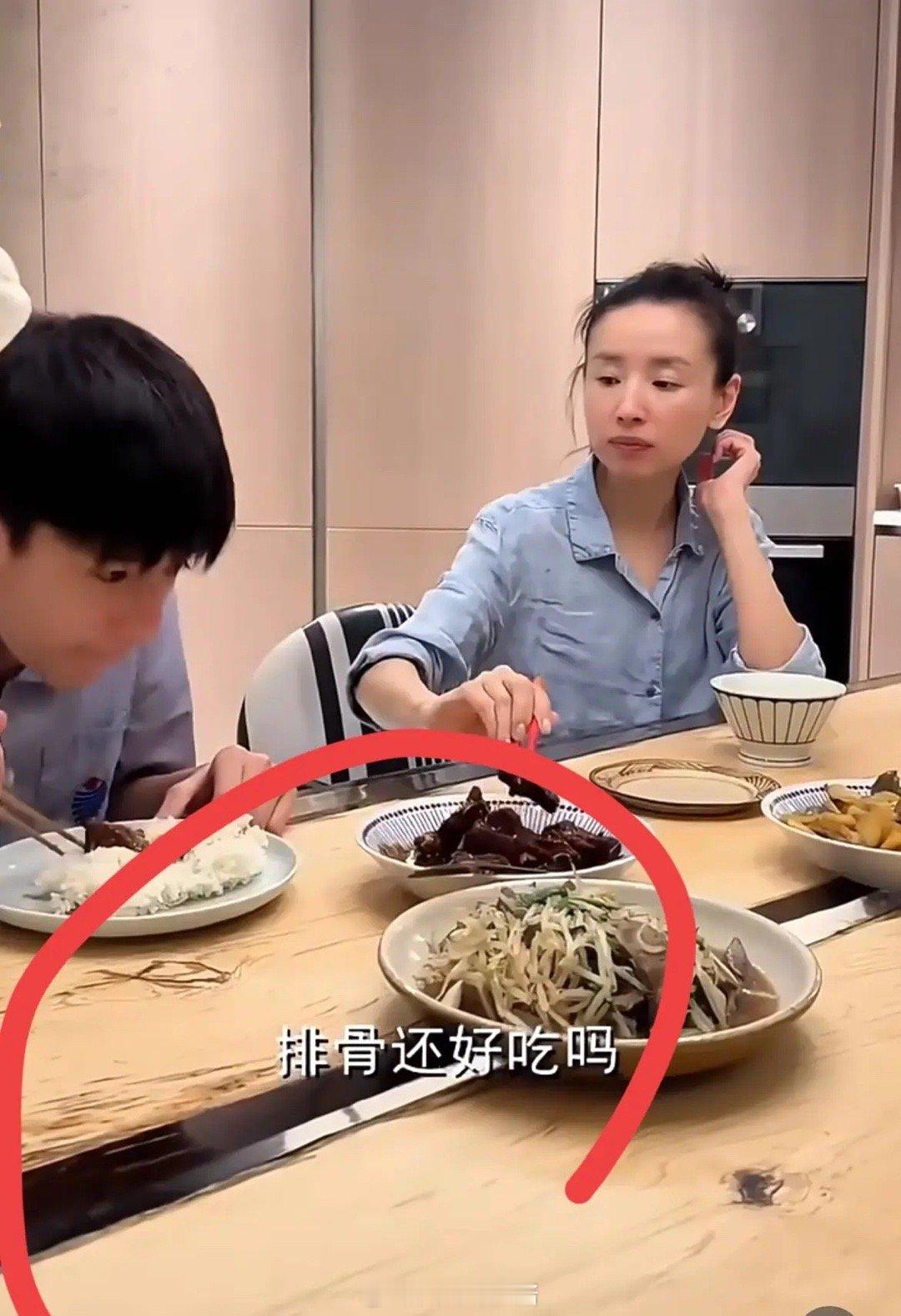 董洁家的桌子，真的是个谜！谁家桌子这么大的缝儿，就不怕东西掉下去吗？ ​​​