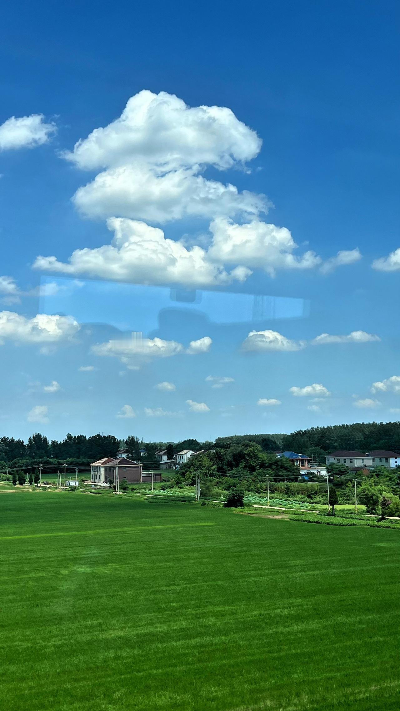 有没有好看的风景图片分享蓝天白云，绿色田野，风景如画。