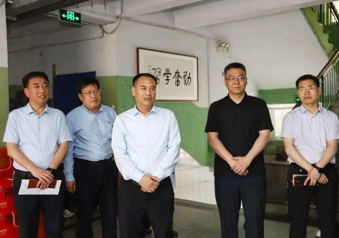 市领导调研高考备考工作
​         5月18日，河津市市长李京义深入第二