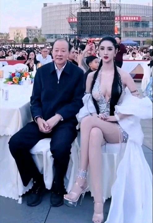 没想到候总在外面的生活也很精彩，期待他俩的合作！