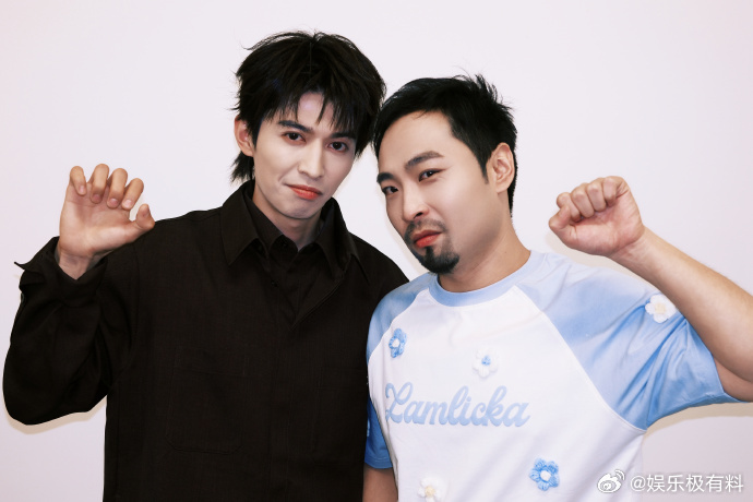 赵小童又跟咱音乐启蒙导师见着了赵小童宋木子同框合照太惊喜了！赵小童和音乐启蒙导师