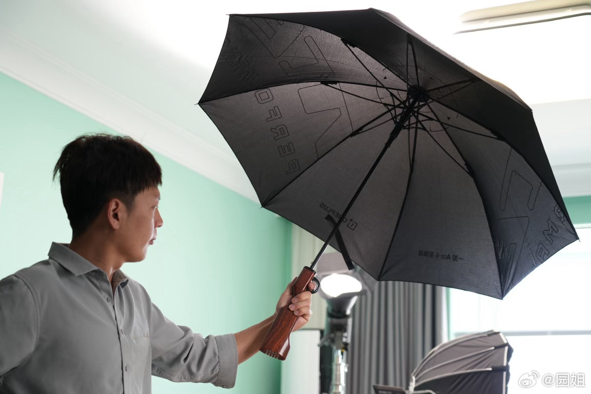 现在邀请函都这么硬核了吗，打开一看能吓一跳那种，一加Ace6至尊版的邀请函是一把