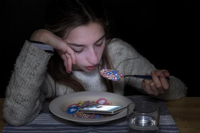 我们已被手机深度绑定
       清晨的第一缕微光还未铺满窗台，意识尚未完全清