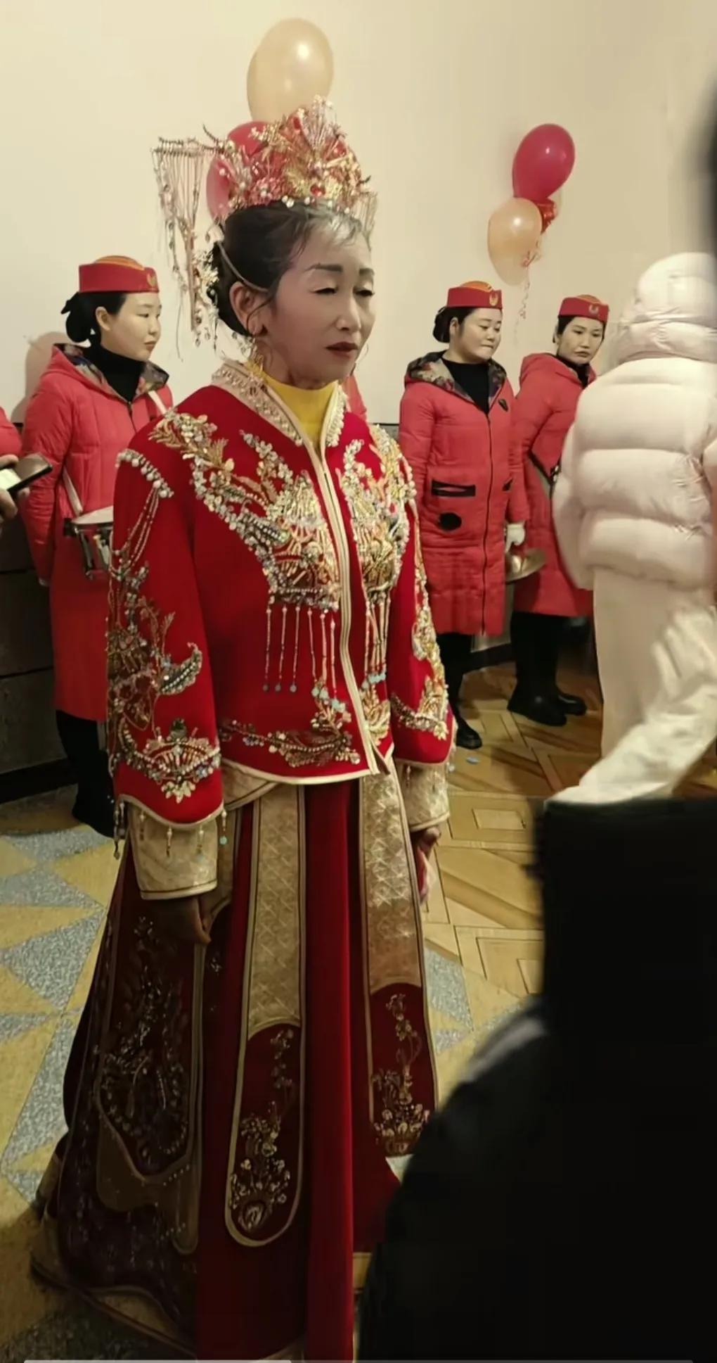 这儿媳妇，看着比婆婆还要显老，新郎还这么年轻，咋就想不开呢，这婚非结不可吗……