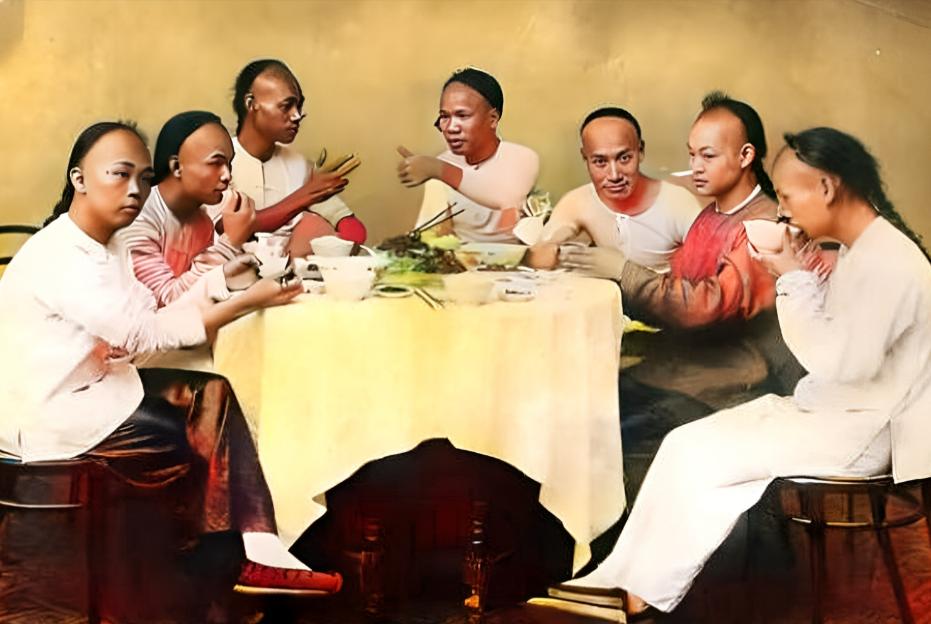1948年曲阜解放，解放军清理委员会进驻孔府，清点这座千年世家的财产。工作人员推