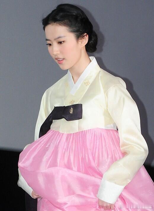 刘亦菲曾在韩国宣传活动造型曝光，一袭典雅韩服惊艳全场，这颜值这气质，谁能不爱？刘