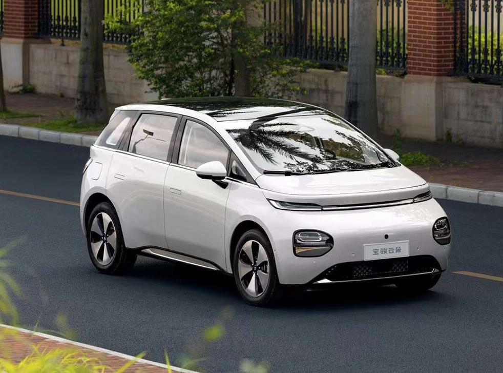 宝骏大五座新车亮相，造型别致尺寸更大，要砸比亚迪海豚的饭碗？

宝骏云朵的配色正