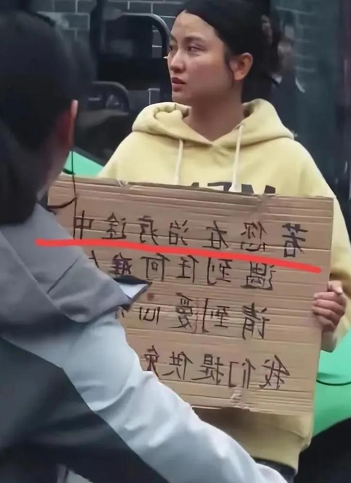 笑不活了，在人心隔肚皮的今天，成都华西医院门口竟然有人公然挑战“常识”。
一个小