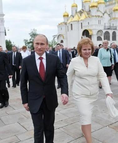 1980年，特工 普京 因忙于工作，28岁了还是个光棍，一天普京赴约去看音乐会，