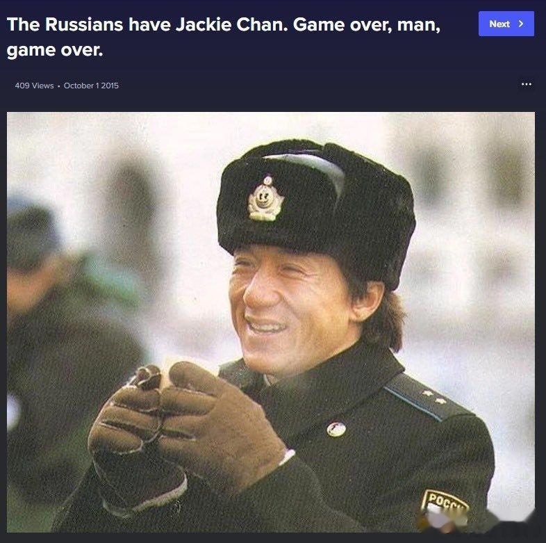 这是成龙大叔吗？怎么穿着俄罗斯的军服？这是参加俄罗斯的节目还是拍电影啊？[疑问]
