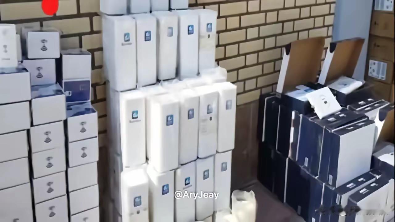 伊朗安全部门查获的大批美国情报部门向伊朗走私的“星链”卫星通信设备

伊朗安全部