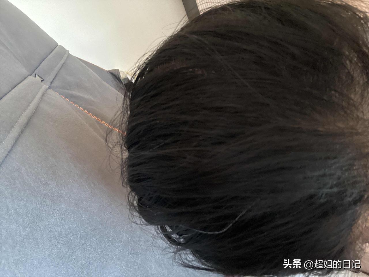 唉😮‍💨发现了很多白头发！
在河南的时候，有一天我在卧室窗台边上吃饭，因为窗