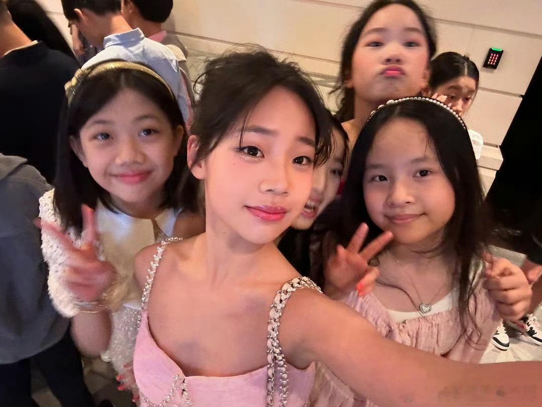 #小S小女儿小学毕业##小S小女儿参加毕业派对# 小S小女儿小学毕业，许老三晒出