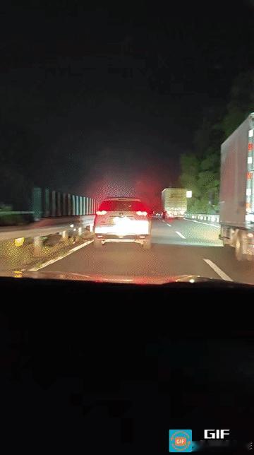 在高速上遇到的
这辆日产在快车道以八十的时速和两辆大货车齐驾并驱！一直走了差不多