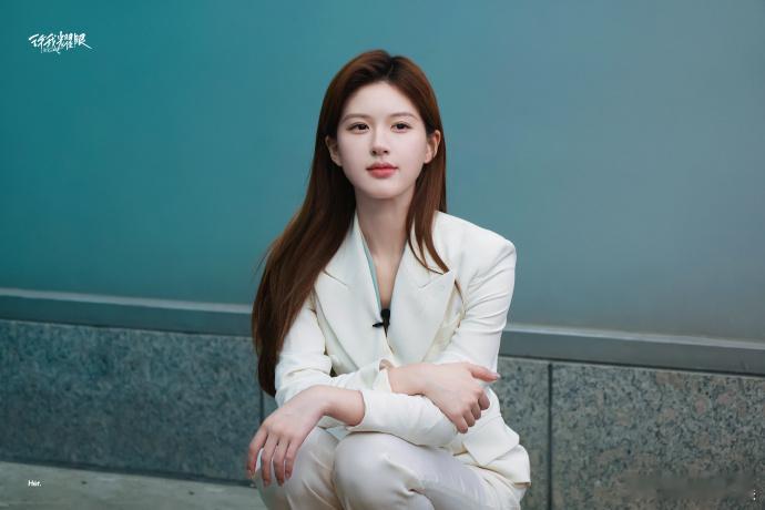 #赵露思V领正装##赵露思正装路透# ​​​V 领正装下的赵露思，是美丽与智慧的