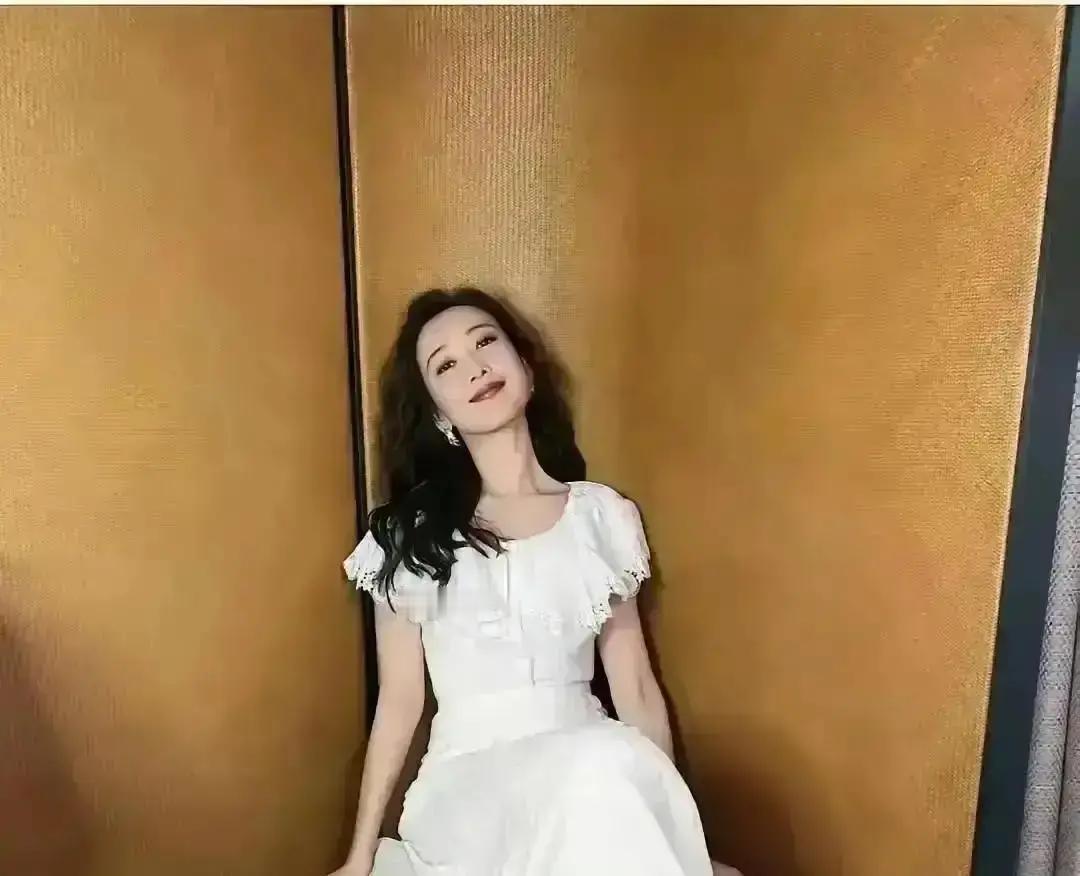 明星开始用“丑”赚钱了。
 
不是人设崩塌，是她们主动撕开滤镜。舒淇顶着一头白发