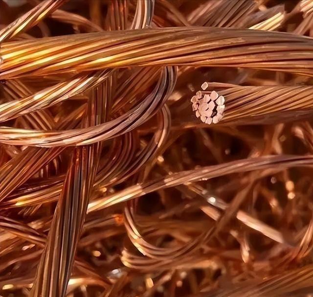 美国这次蒙了，美国大量囤积了铜，把铜价炒上天去了，可美国万万没料到，中国根本不按