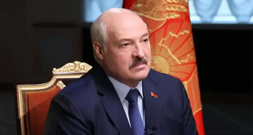堂堂一国总统，竟然在电视上公开向邻国低头认错！这脸打得太疼了。72岁的卢卡申科，