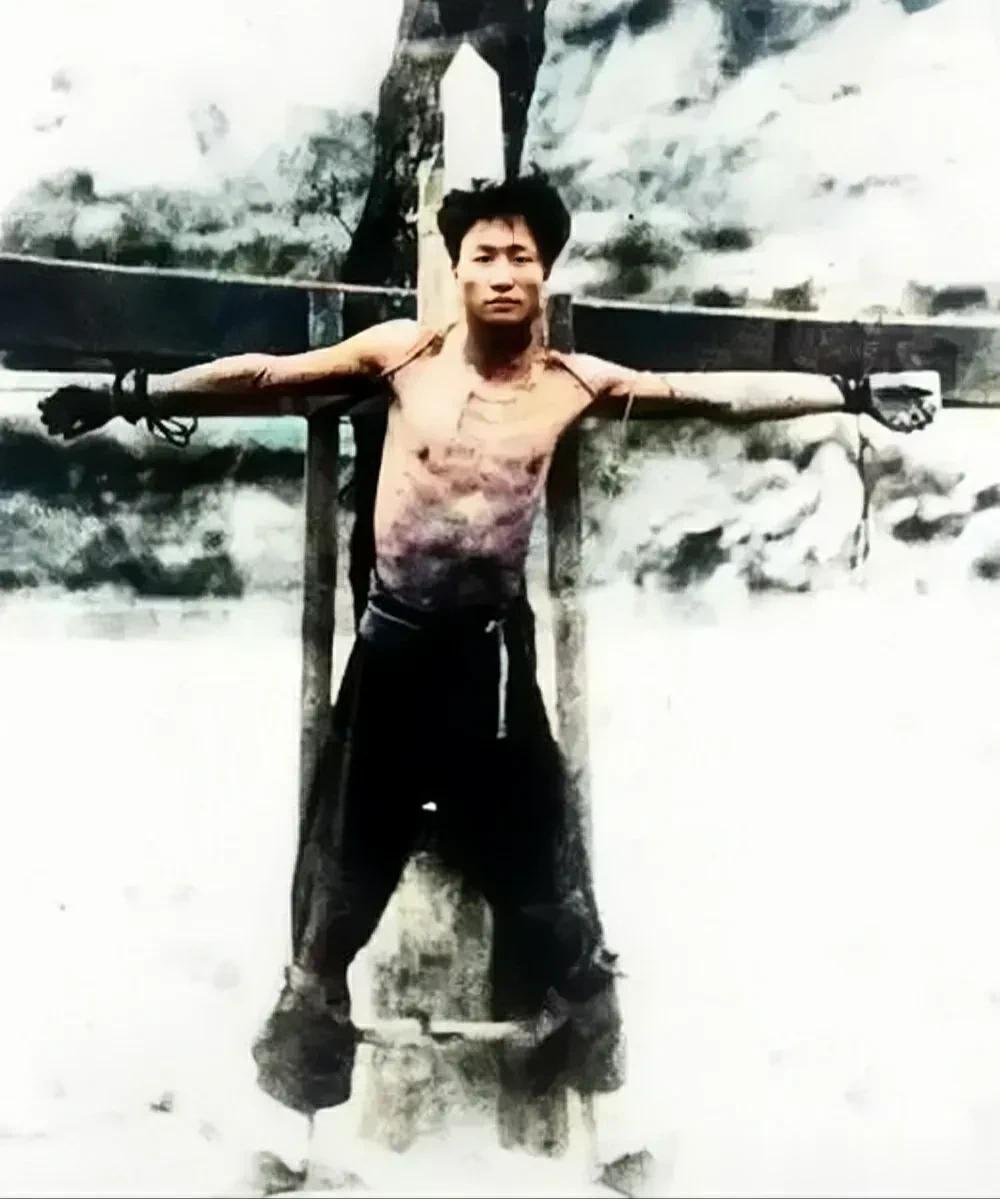 这张照片极其惨烈，这才是真正的英雄本色！它是解放后从一个地主恶霸家里搜出来的，照