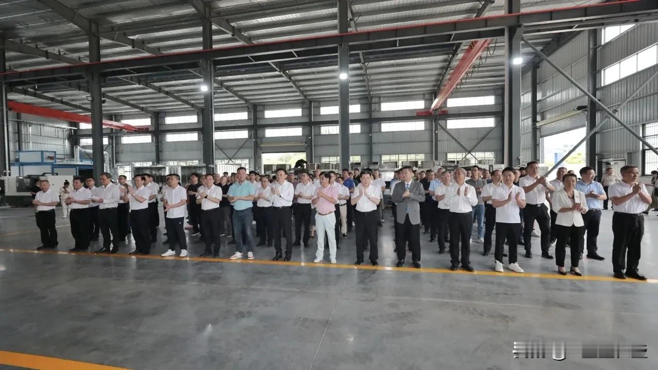 今天上午，兴宁本年度上半年重点产业项目集中签约、开工、竣工活动举行，这次活动有几