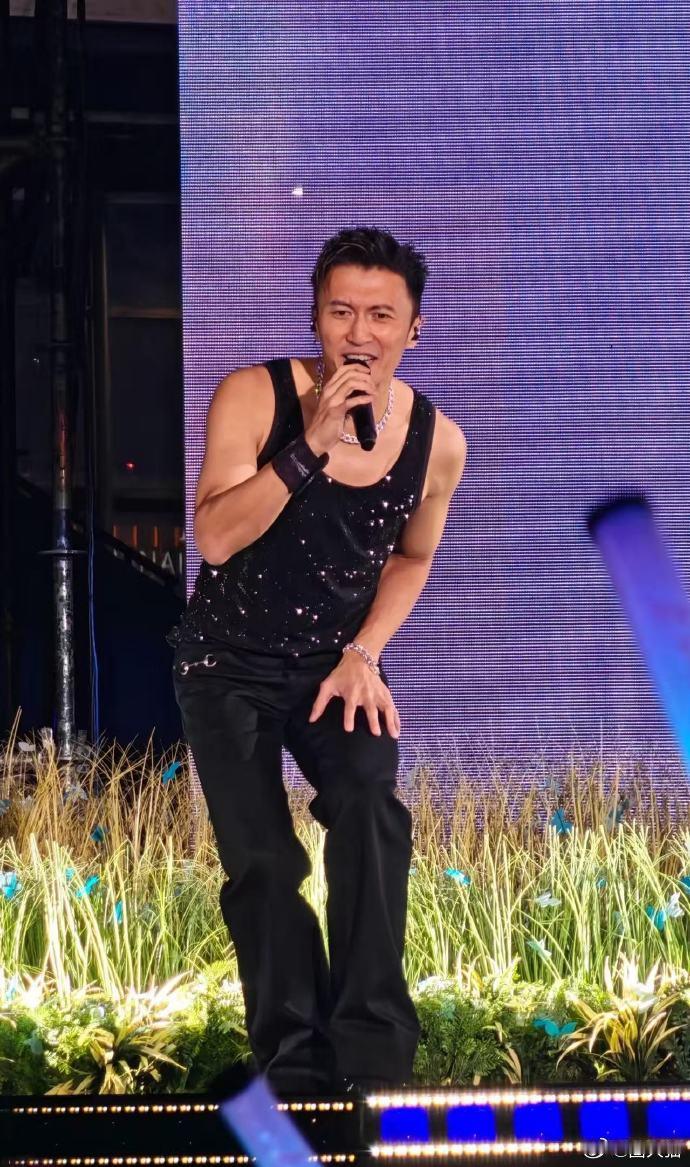 谢霆锋手臂肌肉线条谢霆锋南京演唱会 现场近距离看太惊艳，流畅的肌肉线条，魅力藏都