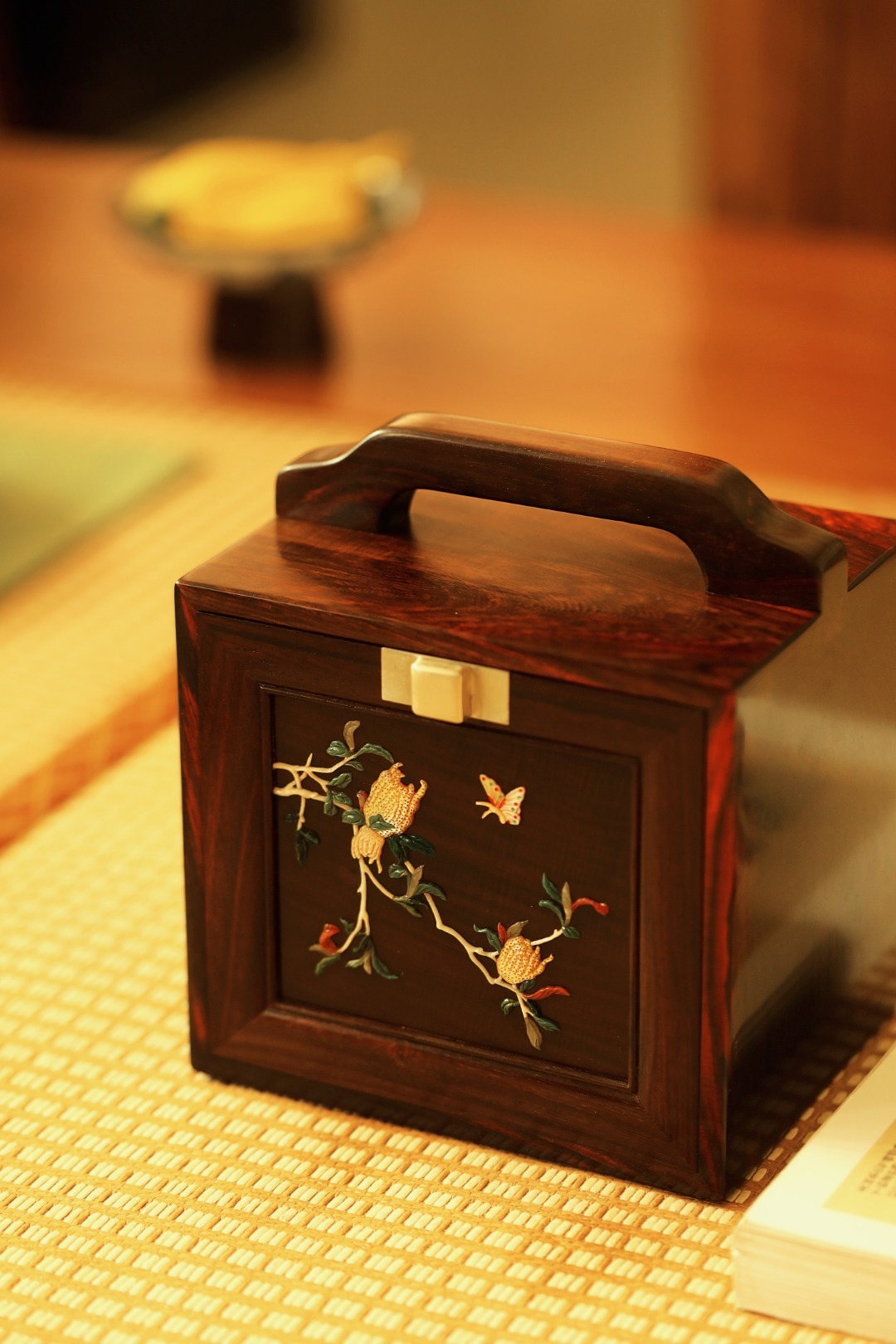 酸枝【福寿安康】提盒大红酸枝老料制，百宝嵌镶嵌，灵动呈现。画面于珍贵宝石、螺钿等