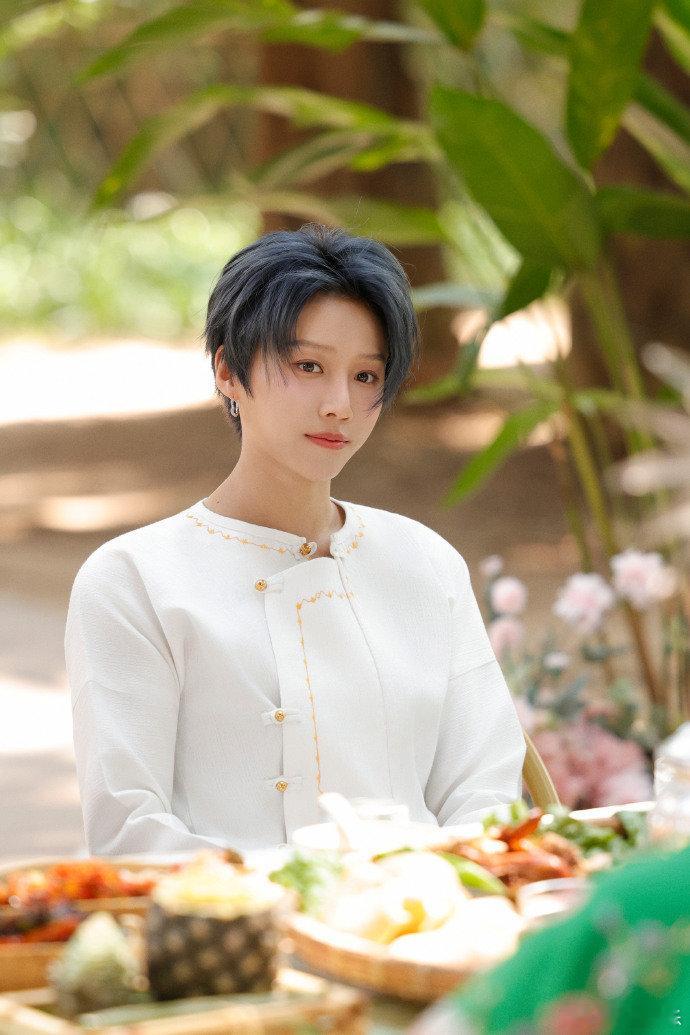 刘雨昕从全世界的名场面路过 昨晚直播名场面甜度笑点双在线！刘雨昕夹缝C位围观，小