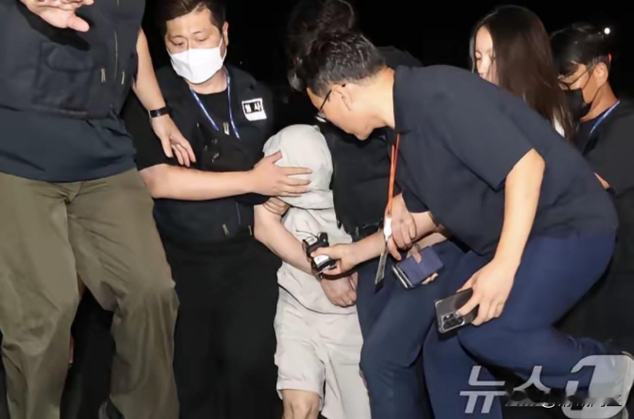 在韩遇害女孩案真相：果然是熟人作案！
凶手是女孩在韩的老师郑某，
老师郑某喜欢被