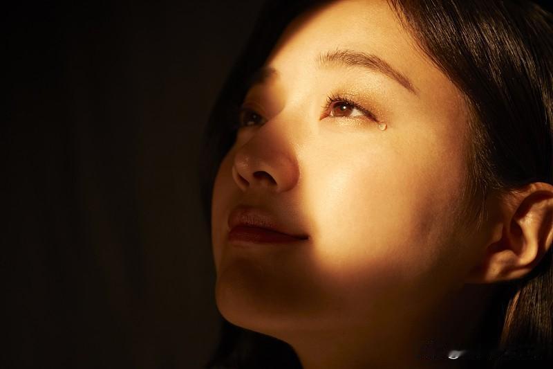 你心中的美丽女性是什么样子的我心中的美丽女性，从来不是单一的模板化容貌，而是眼神