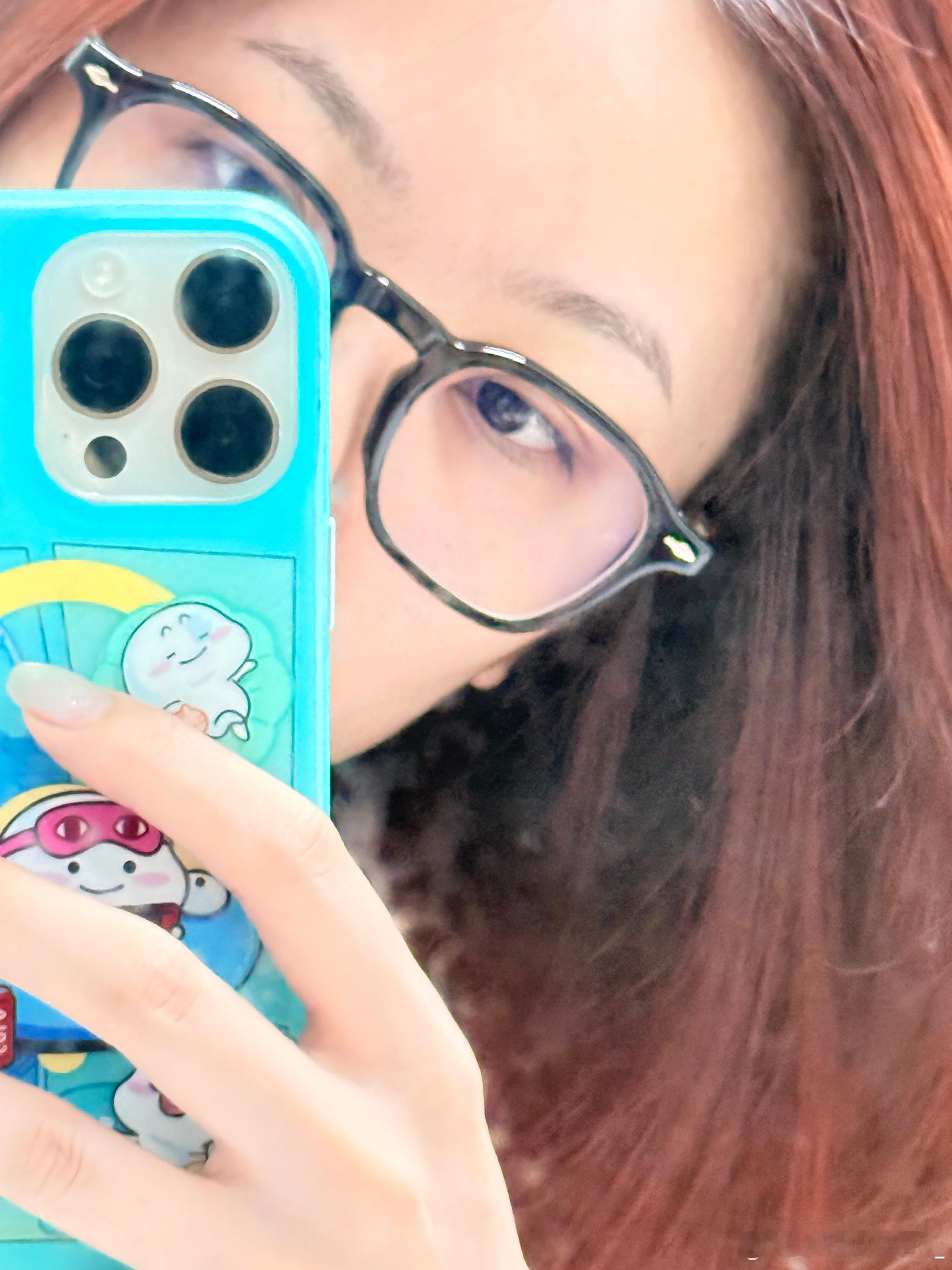 好了，又戴上了黑框眼镜 