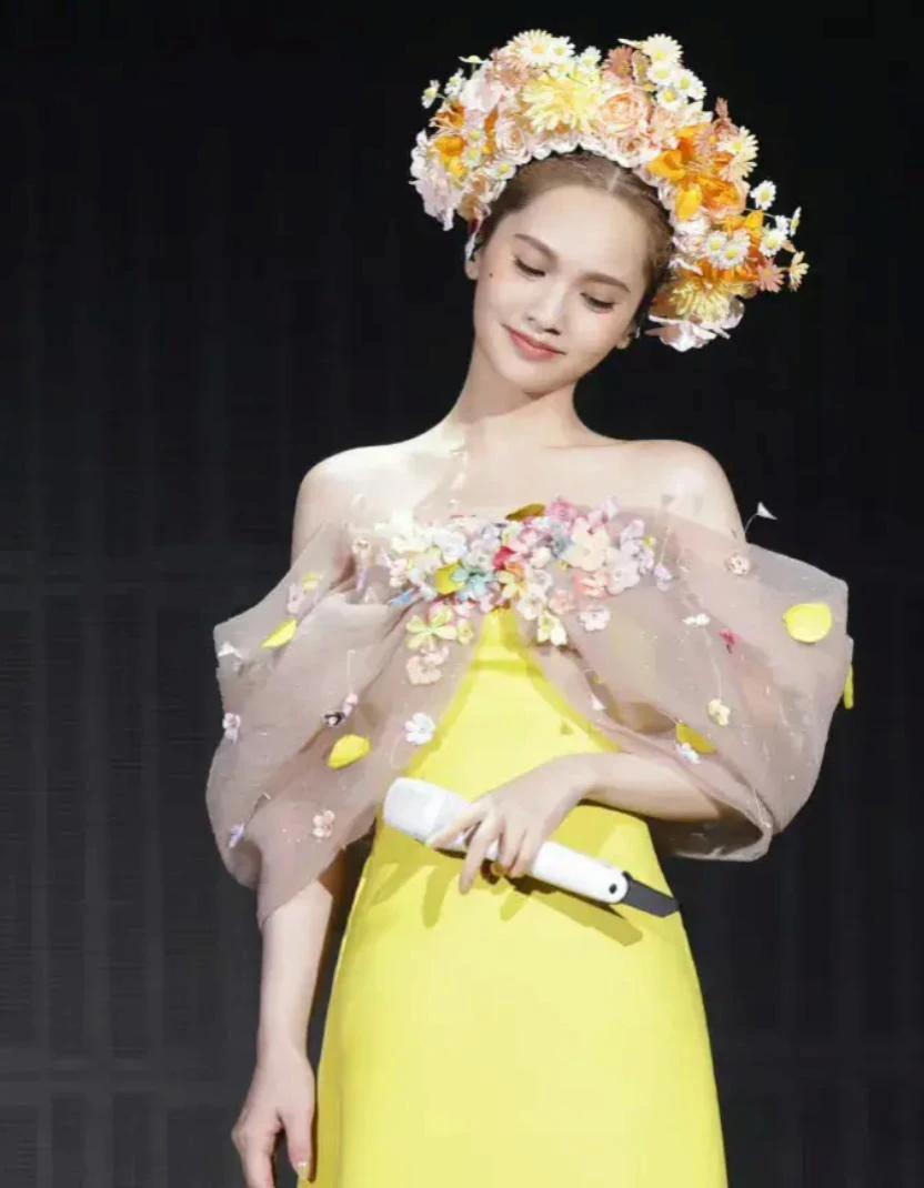 39岁杨丞琳簪花妆曝光！穿黄裙嫩的像个“小姑娘”，头戴花环，笑的明媚又灿烂。
网