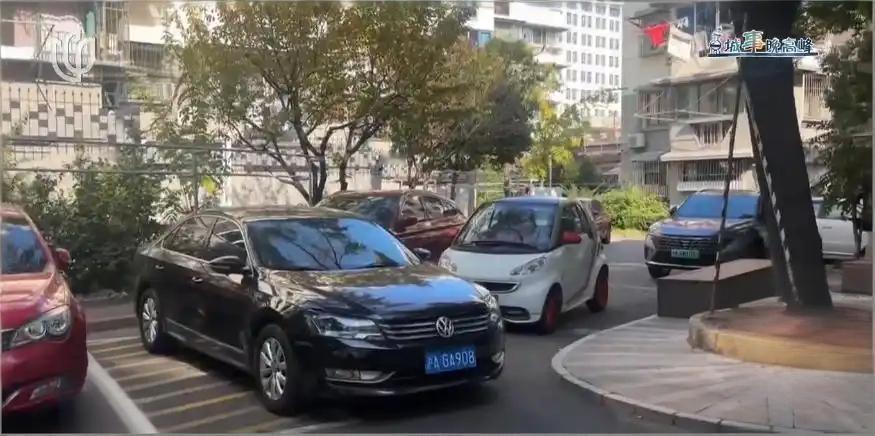 上海一私家车堵住救护车去路，小区管理疏漏引质疑

11月16日下午，上海普陀区樱