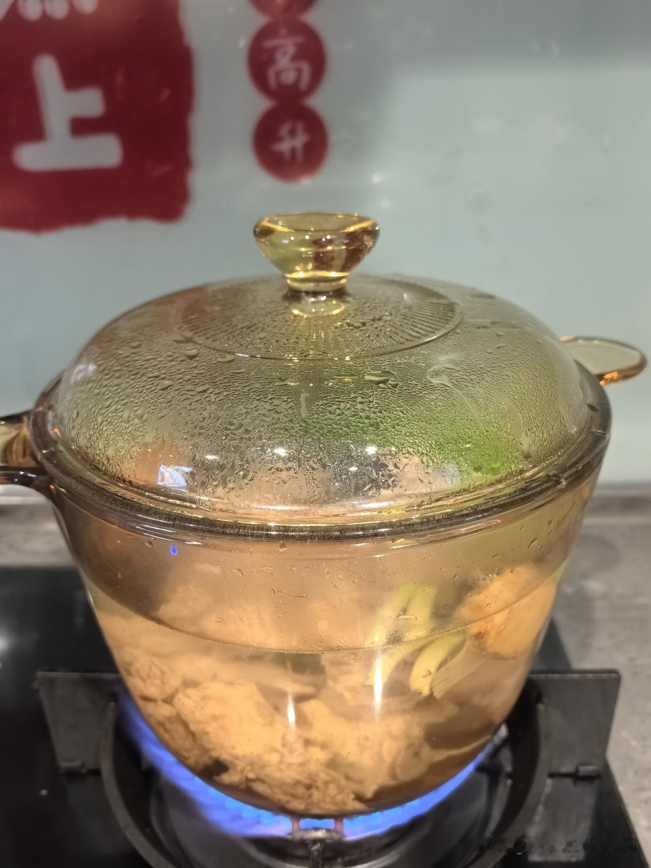 今天是7月份最后一天。趁着孙子吃早饭的间隙，抓紧备妥中午的食材。排骨汤已经上锅，