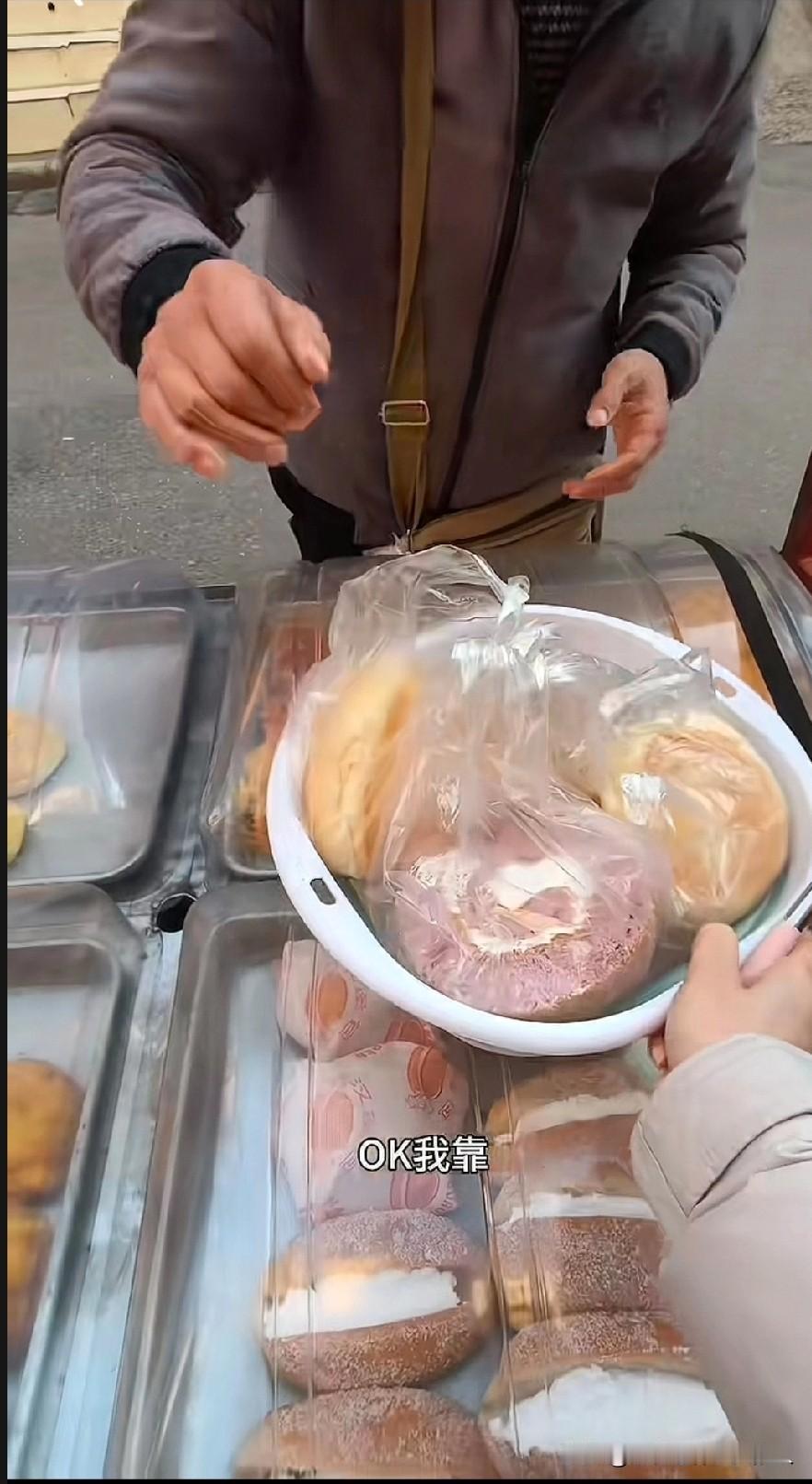 一盆面包才8.5元？

最近，一位桂林大爷火出了圈。

他每天清晨5点起床，准备