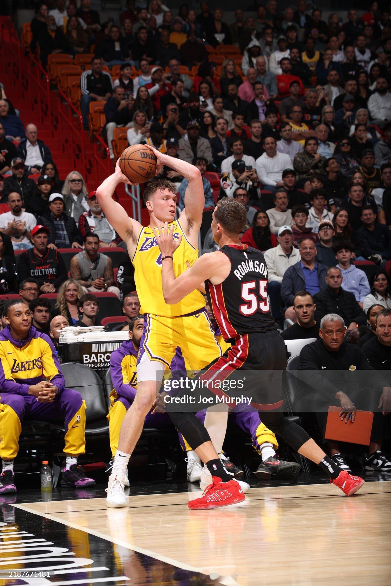 看一下克内克特现在面对的贴身防守！完全没有机会啊 