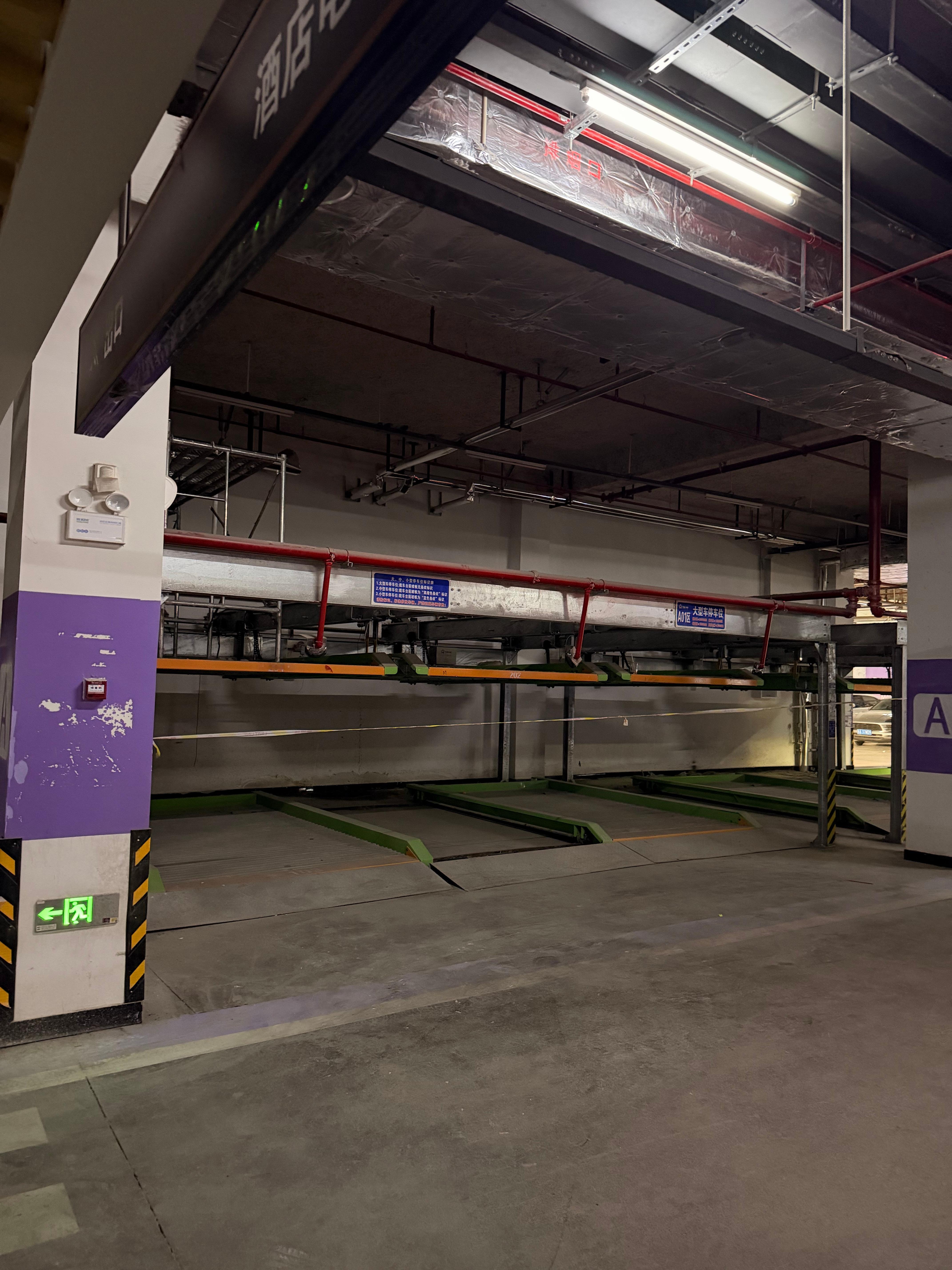 这种停车位存在的意义是什么呢？高的车停不进去宽的车停不进去，合着就只能停一个五菱