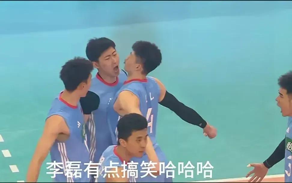 男排亚挑赛的几个搞笑镜头
图一 
王鹤滨已经阻止不了李磊的“主攻”
张景胤最不想