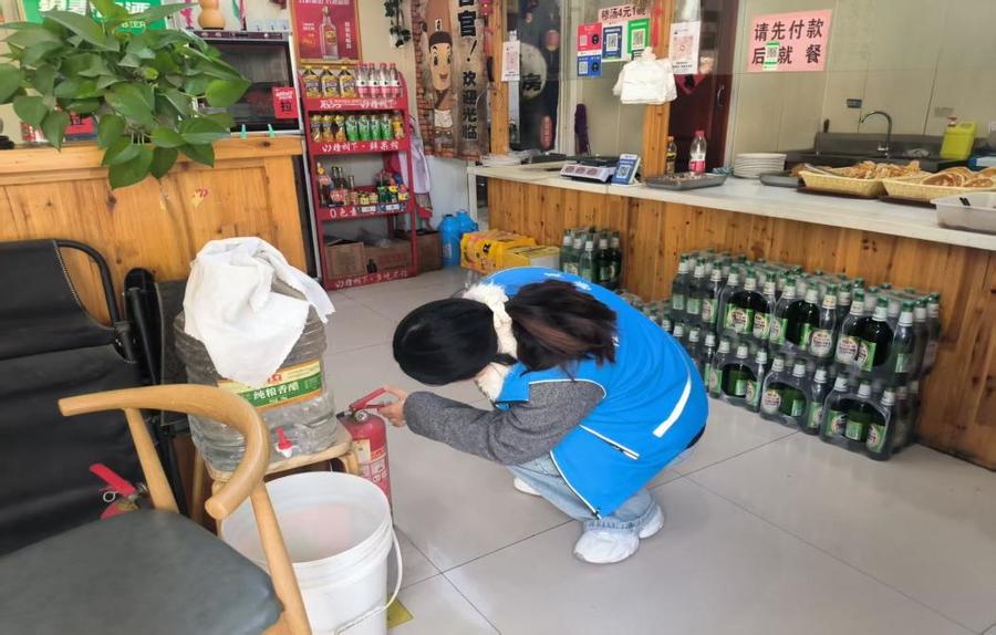南苑街道三里屯社区开展商铺消防检查活动
