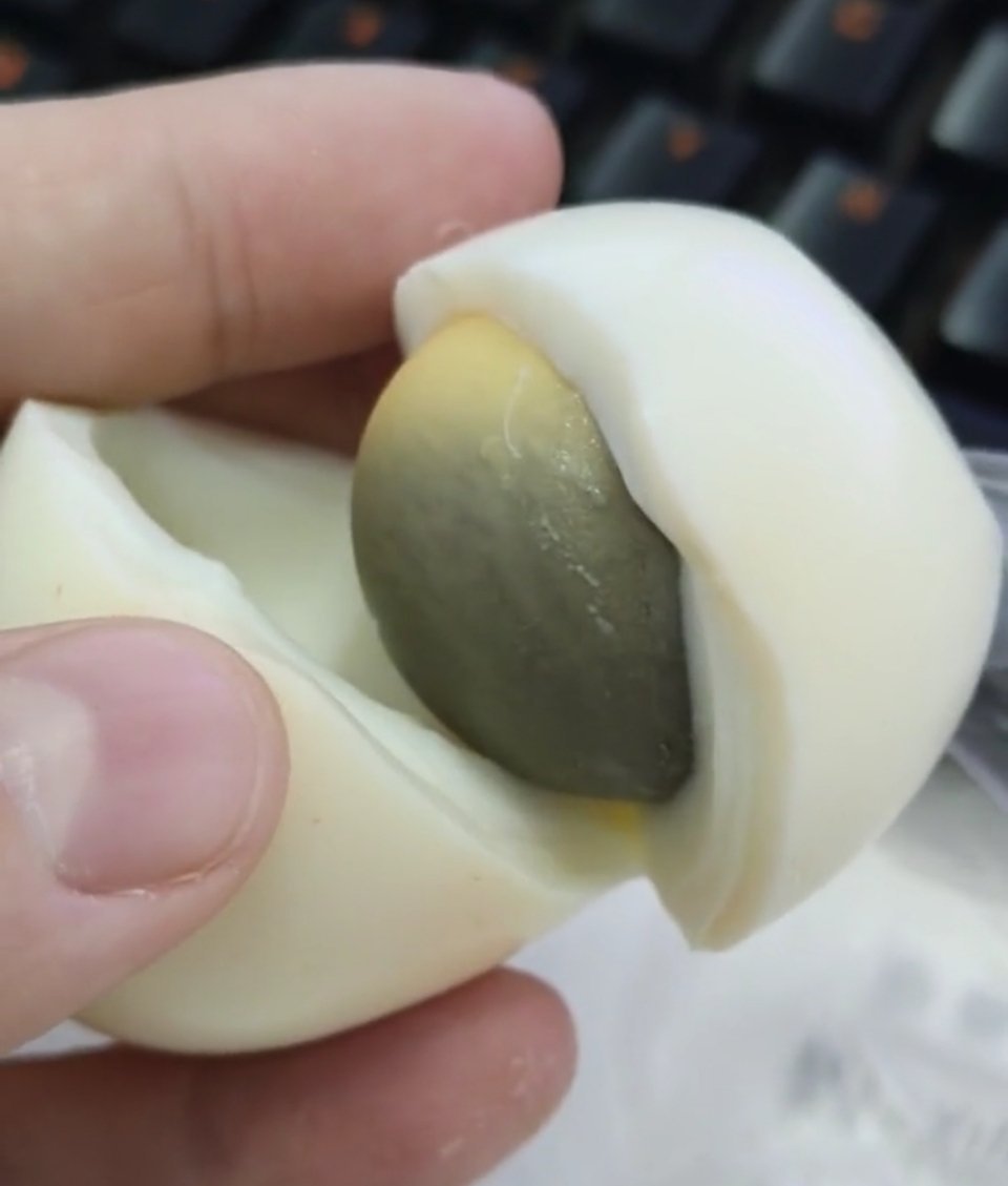 煮了9个小时的鸡蛋原来这种是煮久了的啊，我还以为学校煮鸡蛋下酱油了呢 