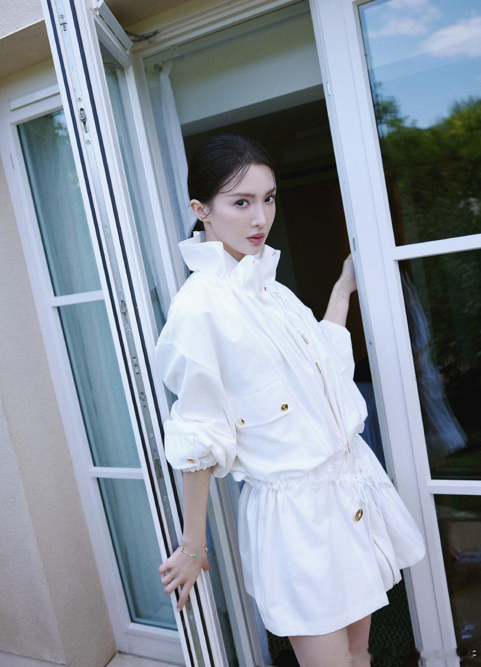 #金晨下衣失踪# 好莫名奇妙的话题词，金晨姐姐明明下边穿的短裤好吧~_~[dog