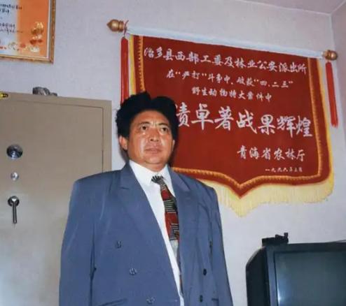 放弃州官护羚羊，募捐归来中弹亡，一代硬汉死因至今是谜
看完纪录片《平衡》，内心久