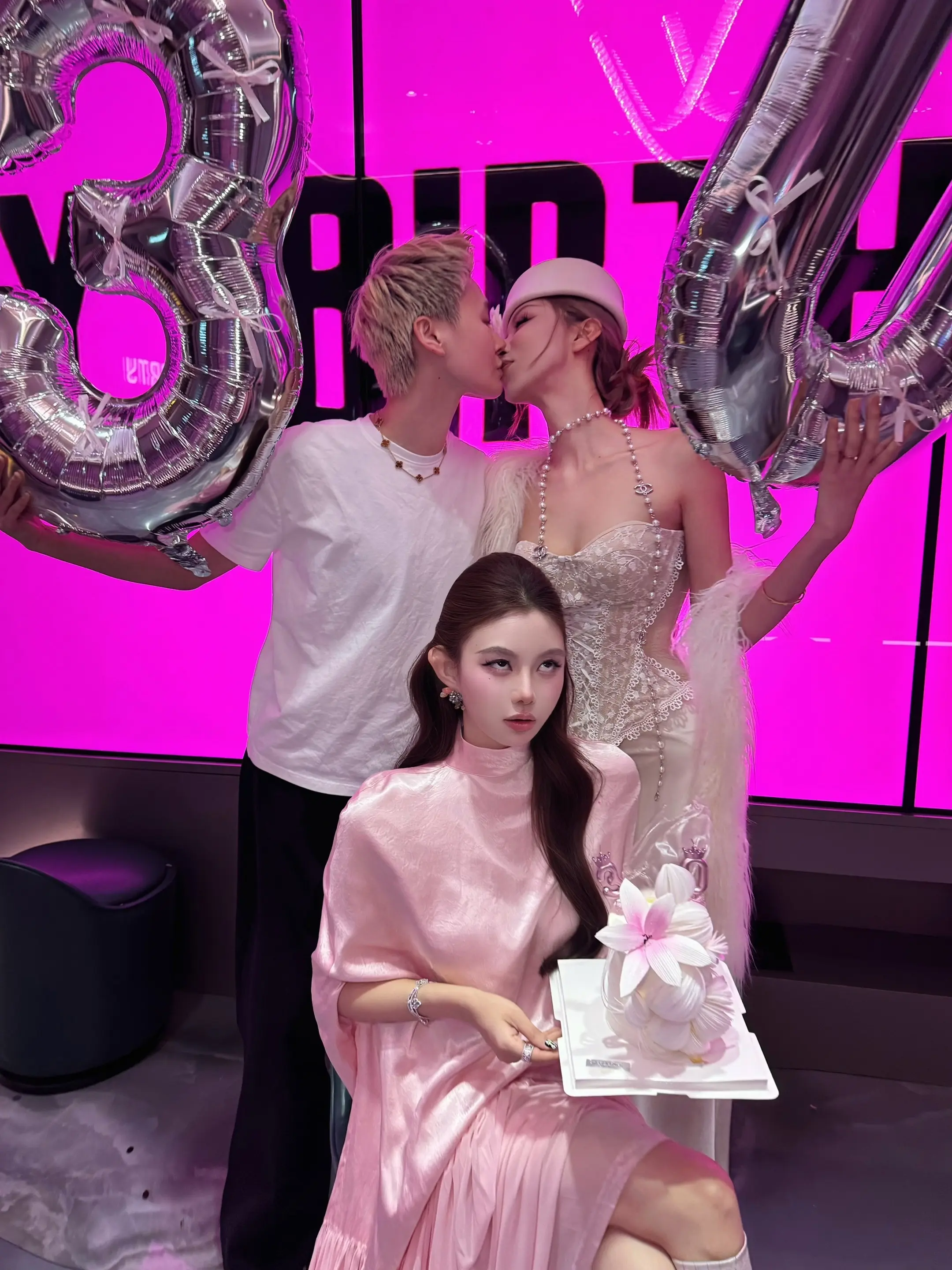 祝我们小牛生日快乐 一年聚一次好不容易哦。