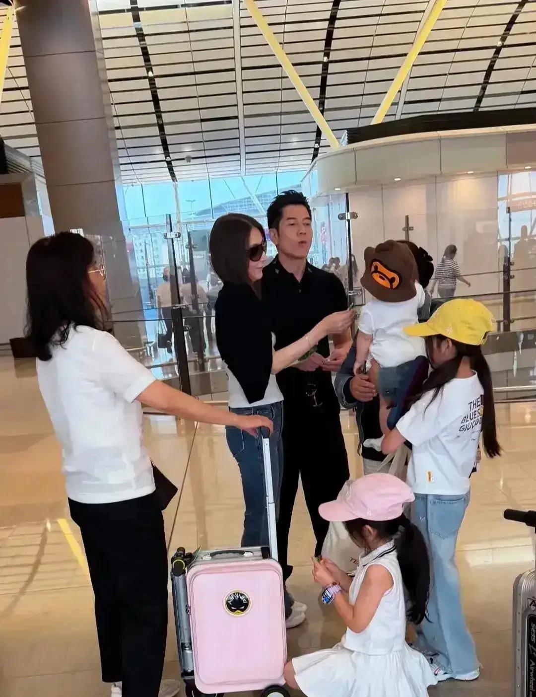 看来最小的孩子最受宠。郭富城的小女儿被保姆抱着，郭富城方媛夫妻俩都在哄小女儿，大