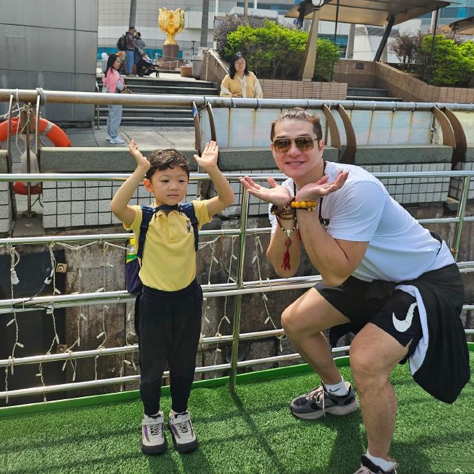 谢金带着儿子初心在中国香港的游玩照被晒。谢金，是德云社大辈分，按照家谱，郭德纲都